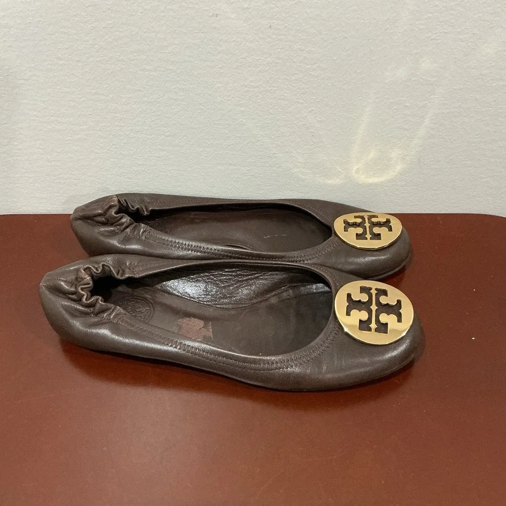 Tory Burch Ballet Shoes Womens 8.5 Reva Flats Brown Leather Gold Logo Preppy Lux